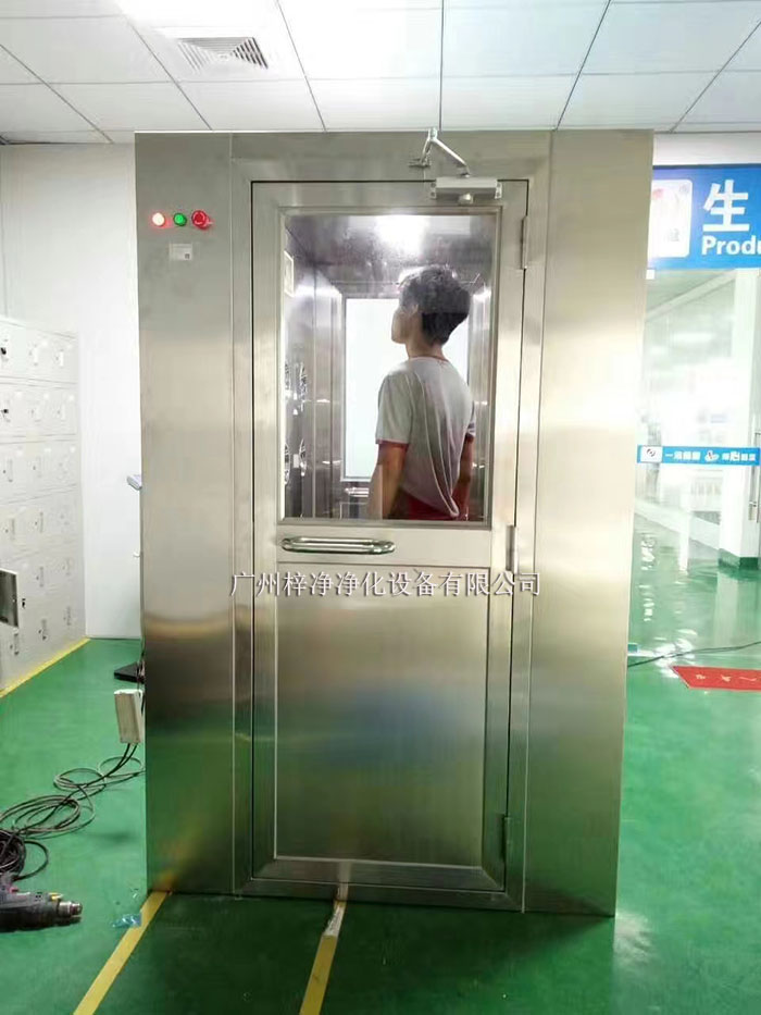 風(fēng)淋室正確使用對于確保潔凈室的環(huán)境質(zhì)量和產(chǎn)品安全至關(guān)重要。
