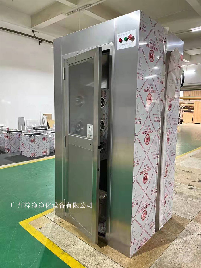 風(fēng)淋室是潔凈室中用于人員凈化的重要裝置。
